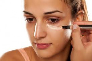Tak Hanya Samarkan Mata Panda, Ini 5 Fungsi Concealer