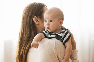 Jangan Panik! Begini Cara Atasi Bayi Cegukan