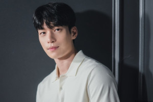 Terharu, Wi Ha Joon Dapat Hadiah Indomie dan Beng-Beng