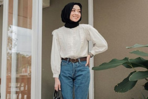 Tampil Fashionable, Ide Mix and Match Kemeja Putih dan Hijab