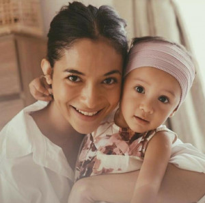 Mama Muda, Potret Putri Marino Bersama Sang Buah Hati Surinala