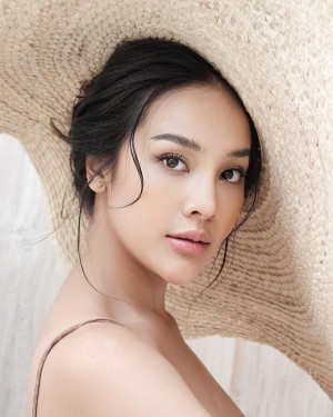 Profil Anya Geraldine yang Namanya Melejit di Film Layangan Putus