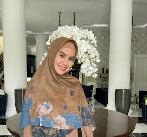 Tampil Syari dan Anggun, Intip Gaya OOTD Ala Kartika Putri
