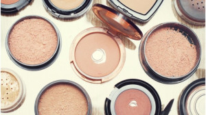 Punya Kulit Sensitif? Coba 7 Rekomendasi Bedak untuk Kulit Sensitif yang Aman