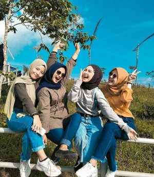 7 Ide Tema Foto Studio Bareng Sahabat yang Keren dan Kekinian