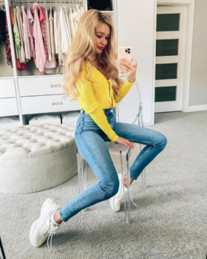 Jangan Ragu! Ini 5 Warna Baju Cerah yang Bikin Kece