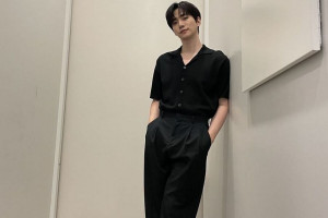 Simpel nan Modis, Intip 7 OOTD Kencan ala Junho 2PM