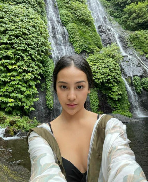 Selalu Tampil Terbuka, Potret Anya Geraldine Saat Liburan di Alam Bebas