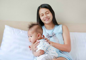 Cegah Kembung, Ini Manfaat dan Cara Menyendawakan Bayi yang Benar