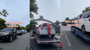Viral, Sekretaris Desa di Pati Hadiahkan Anak Tiga Mobil Mewah