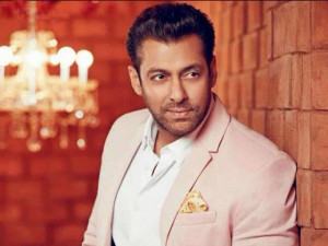 Salman Khan, Aktor Bollywood yang Digigit Ular
