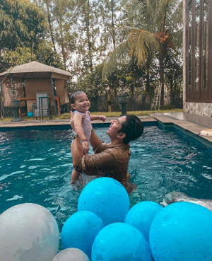 Video Mesranya Viral, Intip Sisi Lain Zikri Daulay Momong Anak