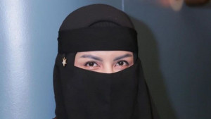 Profil Five Vi, Artis Seksi yang Kini Mantap Berhijrah