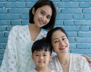 Potret Kebersamaan Farida Nurhan 'Omay' dan Sang Anak