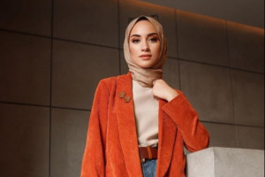 Bingung Padukan Baju Orange? Warna Ini Solusinya!