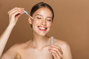 Tak Hanya Hidrasi Kulit, Ini Pentingnya Pakai Serum Hyaluronic Acid