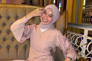 7 Warna Jilbab yang Cocok untuk Kulit Kuning Langsat