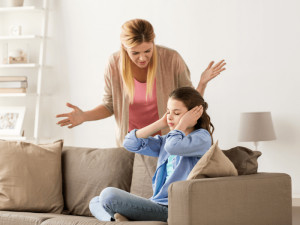 Berdampak pada Kesehatan Mental, Kenali 5 Ciri Toxic Parents