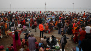 Ditengah Lonjakan Kasus Covid-19, Umat Hindu India Berendam di Sungai Gangga