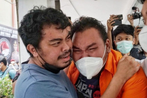 Beri Kekuatan, Rispo Peluk Fico Fachriza yang Tumpahkan Tangis