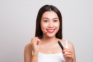 Tak Hanya Tingkatkan Kepercayaan Diri, Mewarnai Bibir Juga Bisa Redakan Stres, Lho!