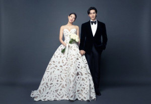 Agensi Bagikan Foto Pernikahan Park Shin Hye dan Choi Tae Joon