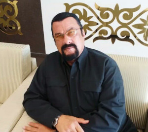 Kunjungi Kalimantan, Artis Hollywood Steven Seagal Disambut Suku Dayak
