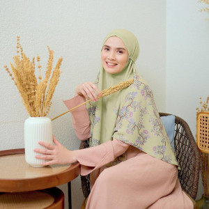 6 Pilihan Brand Hijab Motif Milik Artis, Mana Favoritmu?