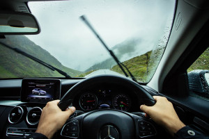 6 Tips Aman Berkendara Mobil pada Musim Penghujan