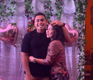 Mantan Atlet Voli Aprilio Manganang Resmi Tunangan dengan Sang Kekasih