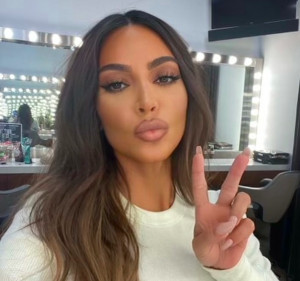 Netizen Sebut Editan, Kim Kardashian Hapus Foto Berbikini