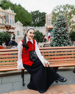 Sambut Imlek, Intip Outfit Bernuansa Merah Milik Sandra Dewi