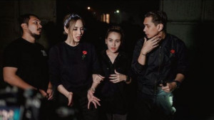 Ayu Ting Ting Bersandar di Bahu Wisnu Hardana, Netizen: Kulkas 10 Pintu Mencair