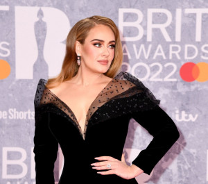 Kenakan Cincin di Jari Manis, Hubungan Asmara Adele Jadi Sorotan