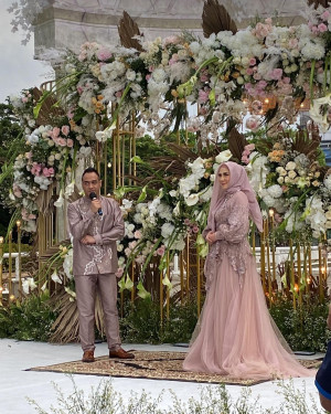Mengundang Haru, Ini 5 Potret Lamaran Venna Melinda dan Ferry Irawan