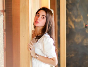 Berpose di Antara Hijabers, Ussy Sulistiawaty Dihujani Doa
