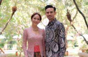 Peringati 2 Tahun Kematian, BCL Ziarah ke Makam Ashraf Sinclair Bersama Anak