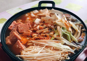 Sejarah Budae Jjigae yang Tak Senikmat Rasanya