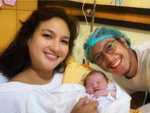 Pasangan Nadine Chandrawinata dan Dimas Anggara Dikaruniai Anak Pertama