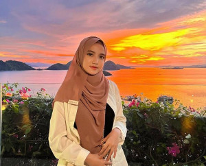 Simpel dan Mudah Ditiru, Intip Gaya Hijab Wirda Mansur