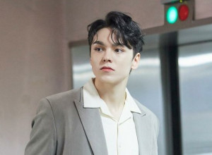 Tunda Seluruh Jadwal, Vernon SEVENTEEN Dinyatakan Positif Covid-19