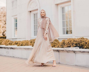5 Dress Formal untuk Perempuan Berhijab, dari Style Kerja hingga Pesta