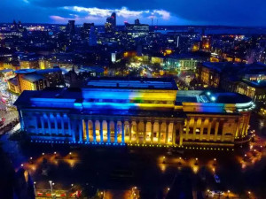 Tunjukkan Solidaritas, Warna Bendera Ukraina Terangi Bangunan di Berbagai Negara