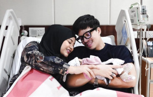 Punya Pipi Gembul dan Lesung Pipi, Atta dan Aurel Perlihatkan Wajah Baby AH
