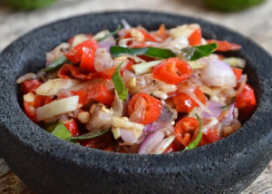 Serupa Tapi Tak Sama, Perbedaan Sambal Matah dan Sambal Dabu-Dabu