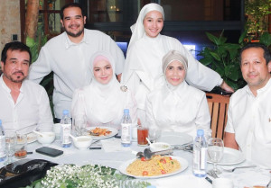 Berhijab Terbuka di Bagian Leher, Tya Arifin Dapat Komentar Pedas dari Netizen