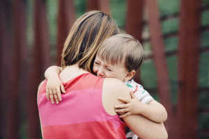 5 Tips Tenangkan Anak saat Takut Suara Petir