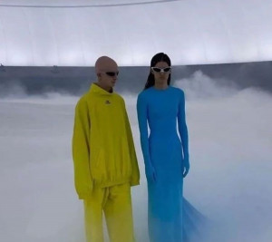 Dukung Perdamaian, Balenciaga Tampilkan Dua Warna Bendera Ukraina di Koleksi Terbaru