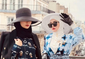 Tampil dalam Fashion Show di Paris, Marissya Icha Perlihatkan Kain Sasirangan