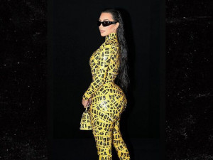 Jadi Pusat Perhatian, Kim Kardashian Kenakan Kostum Lakban di Paris Fashion Week